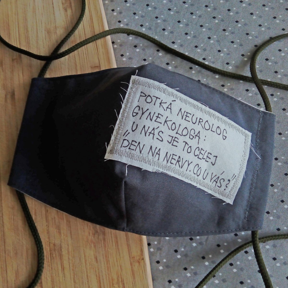 Šedá rouška s lékařským vtipem