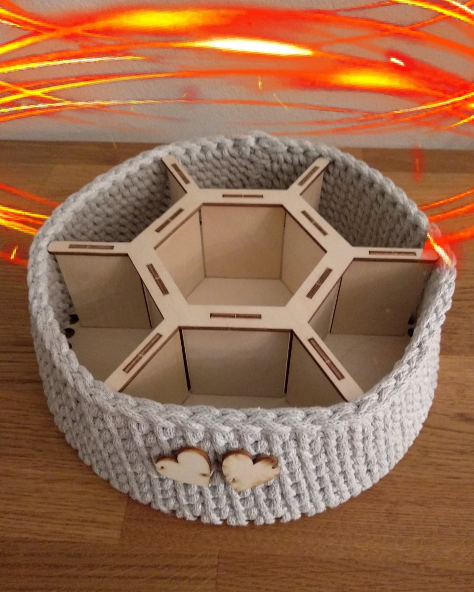 Háčkovaný košík s přihrádkami