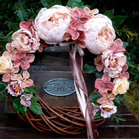 Věnec s pudrovými pivoňkami a hortenzií_33 cm