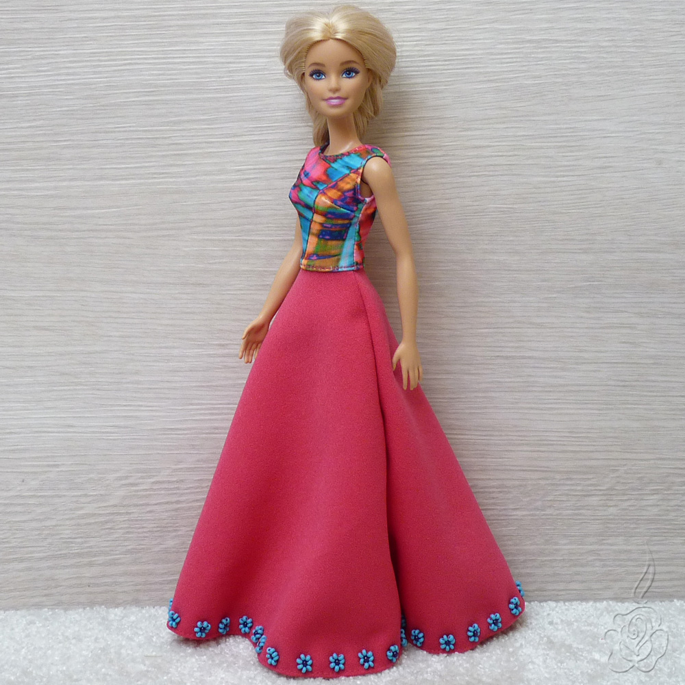 Dlouhé barevné šaty pro Barbie