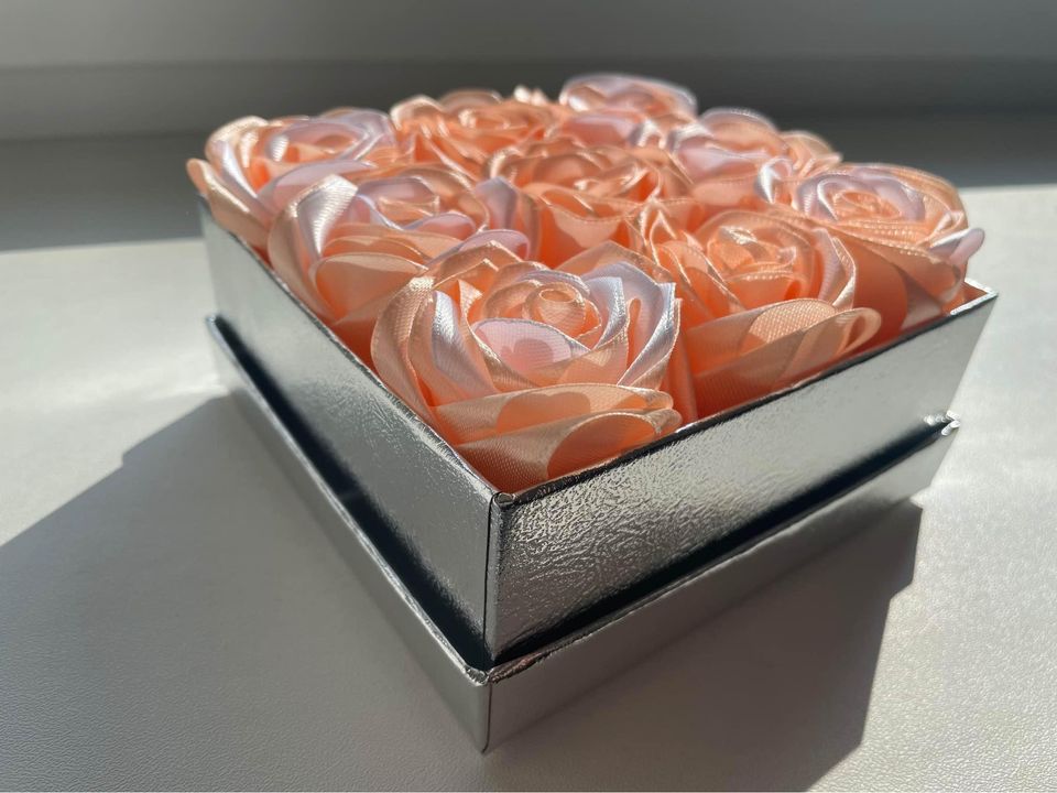 RŮŽĚ MERUŇKOVÉ BARVY