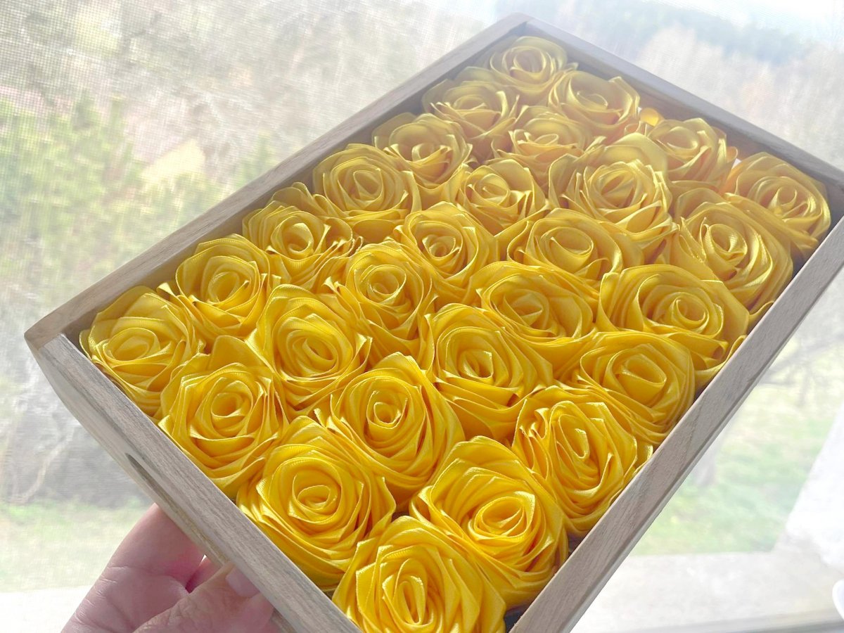 28 ŽLUTÝCH RŮŽÍ DŘEVĚNÉ KRABICI