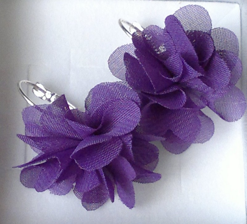 Fialové květinové náušnice
