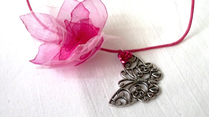 Motýl na květině - náhrdelník