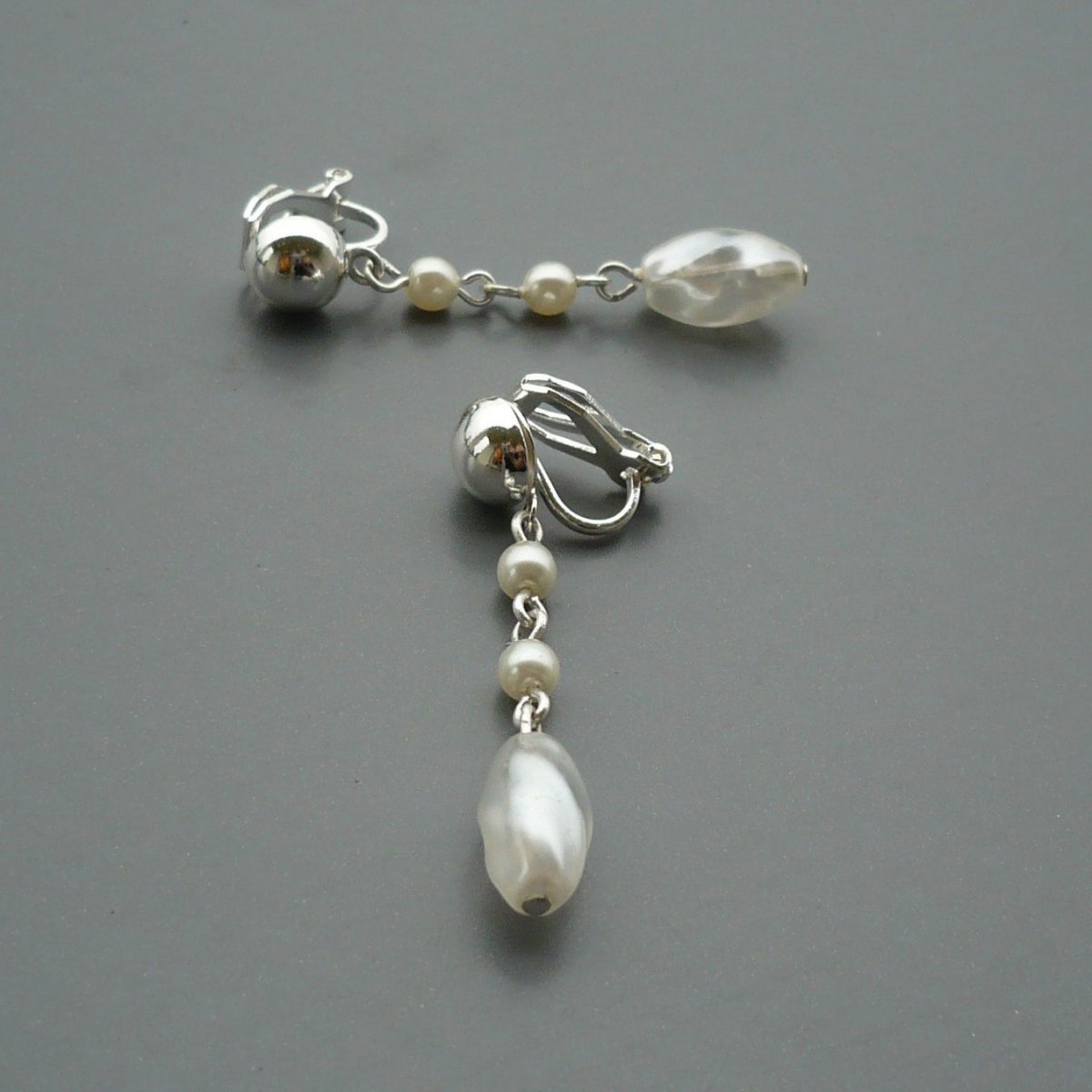 Bílé korálkové klipsy