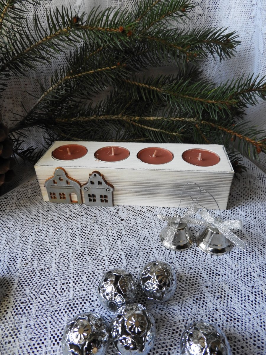 Dřevěný svícen 4 svíčky šedé domky