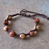 Náramek macramé/shamballa z dřevěných korálků