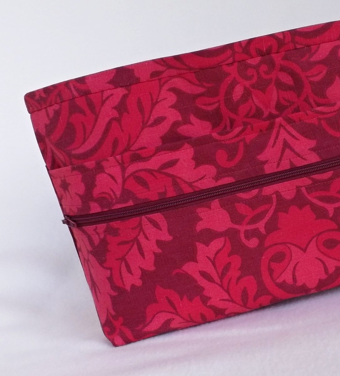 Z kabelky do kabelky (karmín)