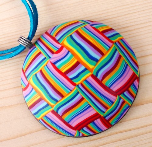 pestrý náhrdelník ..chir. ocel