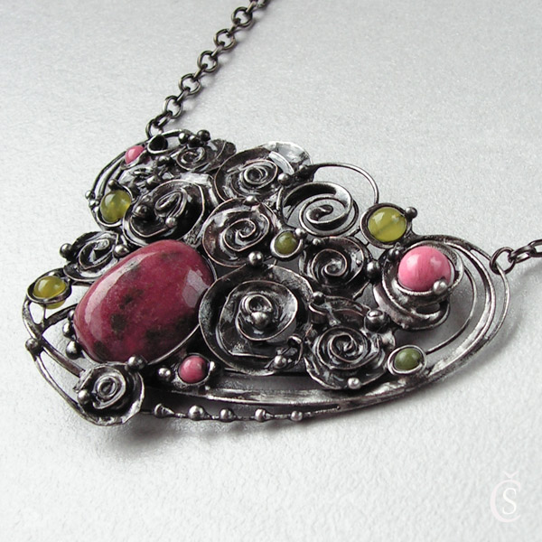 Ustláno na růžích - směs minerálů