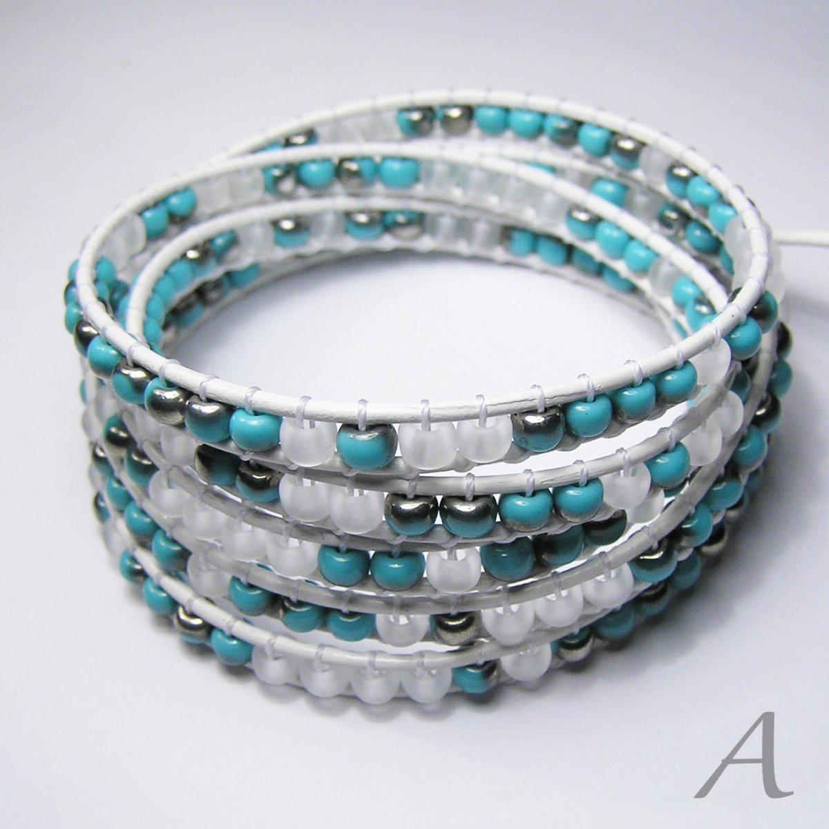 Tyrkysovo-bílý náramek