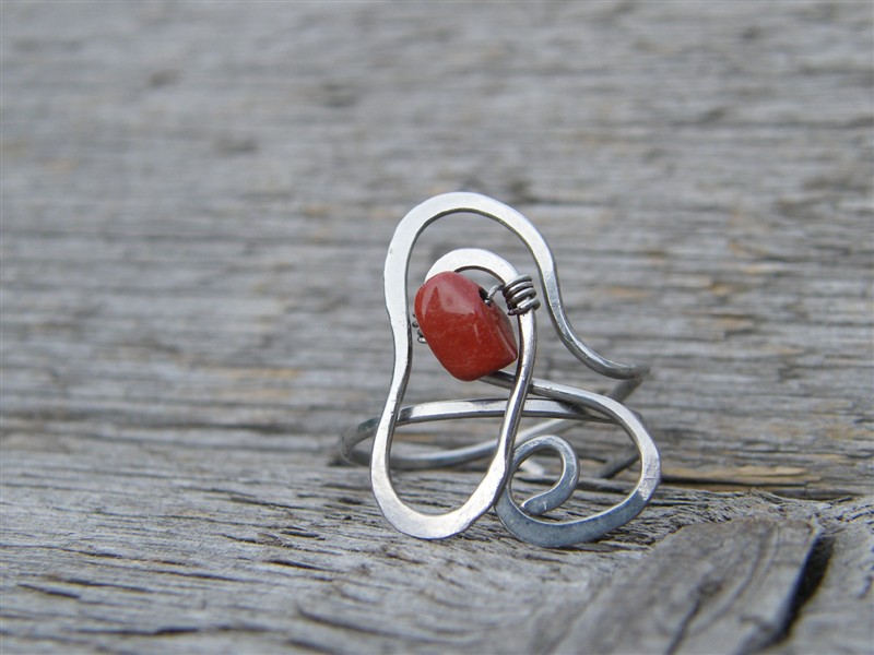 Prstýnek s červeným jaspisem - tepaná chirurgická ocel - AKCE!