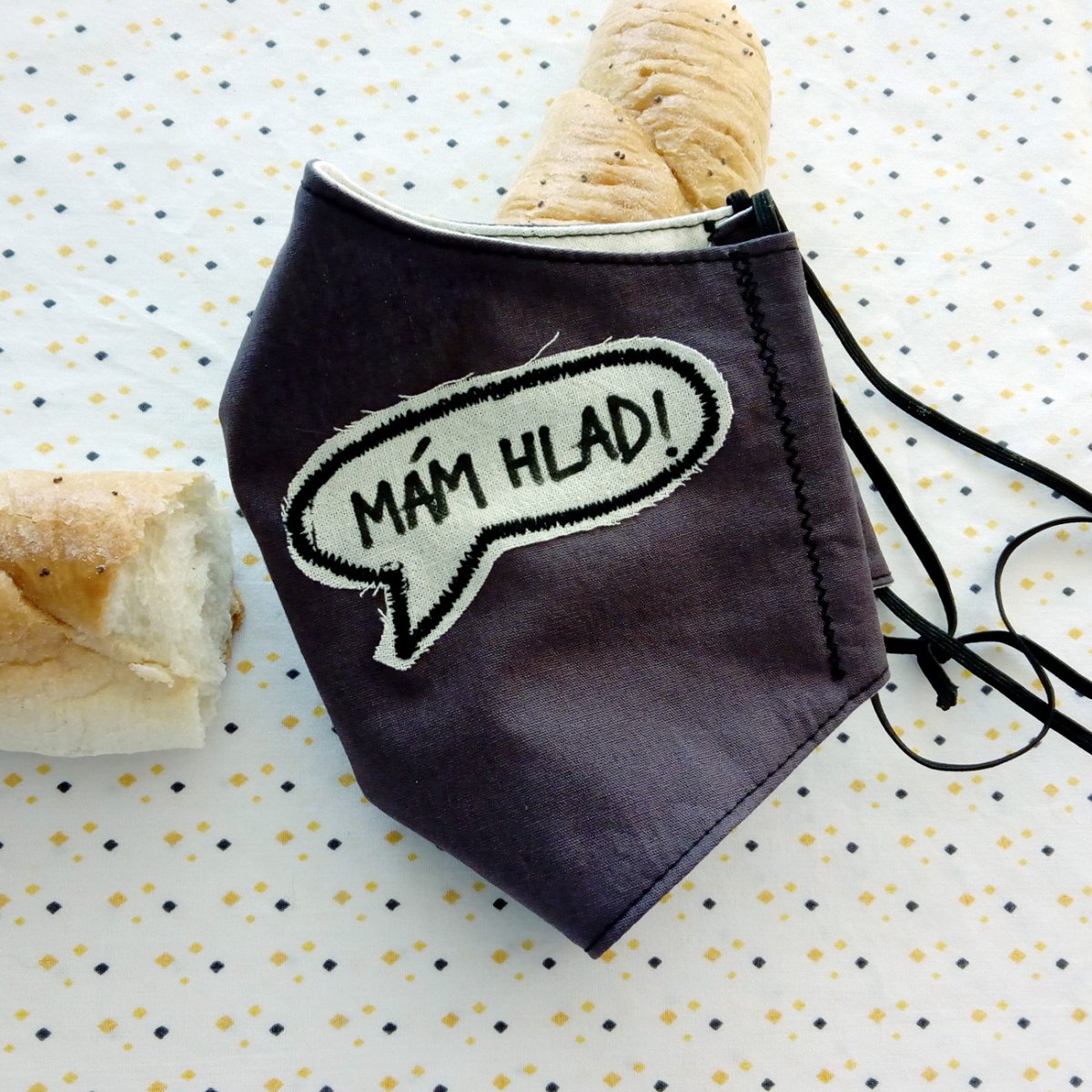 Šedá rouška s nápisem Mám hlad! 