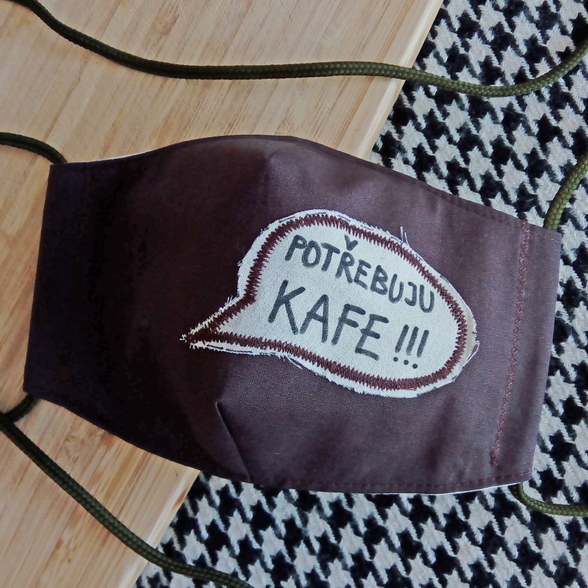 Hnědá rouška s nápisem Potřebuju kafe!