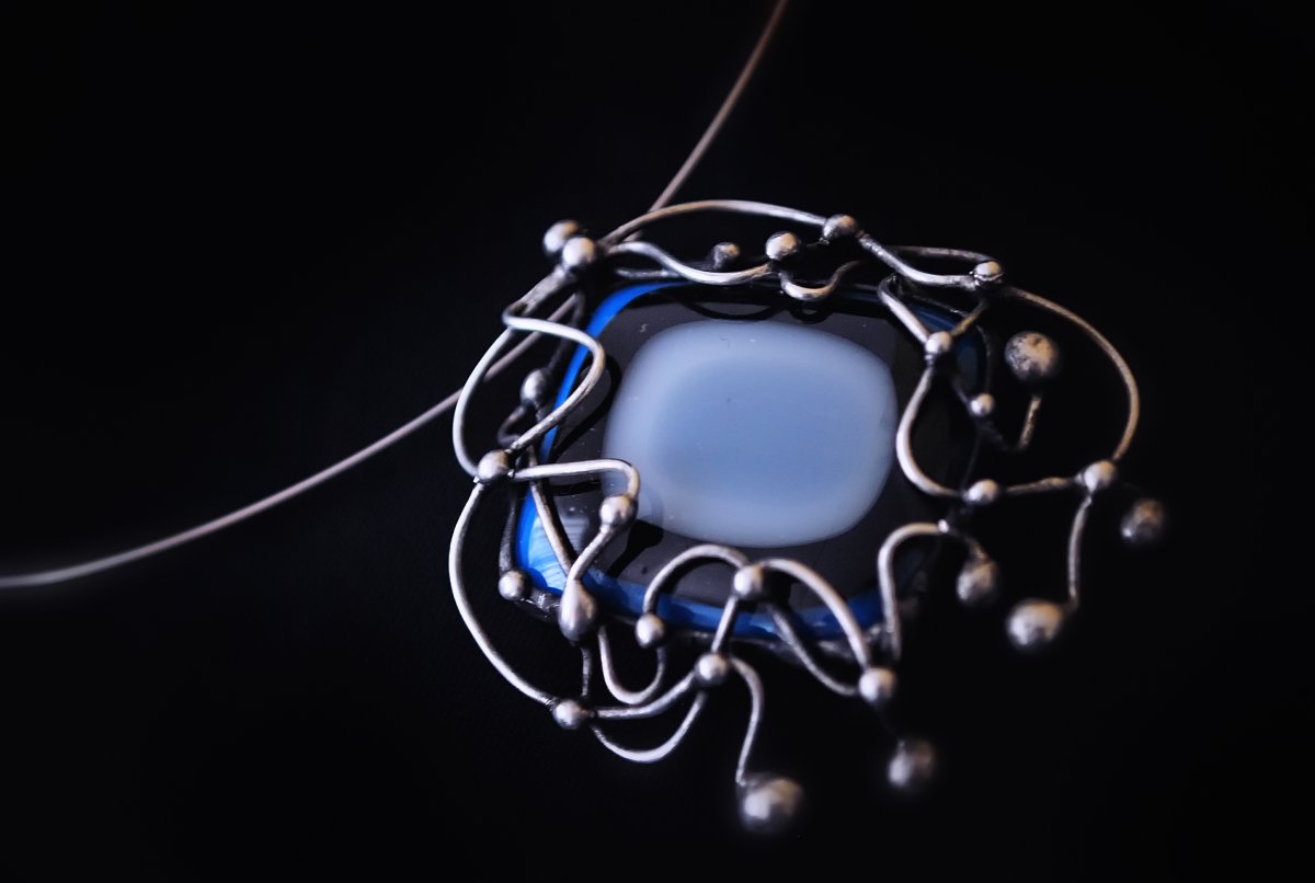 Modrá zapletená - náhrdelník