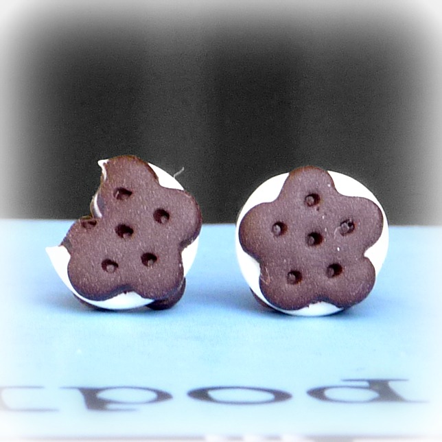 Mini sušenky jedna nakousnutá