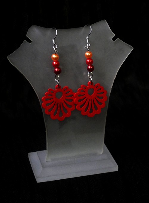 Červené dřevěné mušličkové náušnice