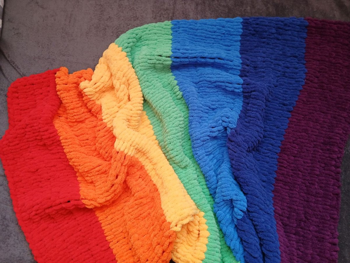 Měkký pletený přehoz puffy (duha)