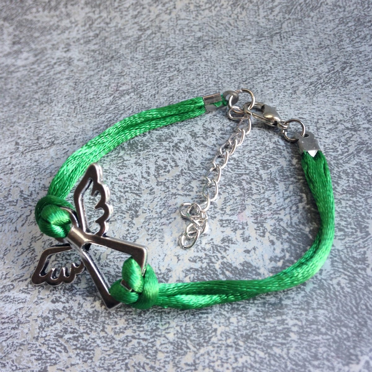 Zelený náramek s andělem