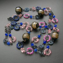 Dlouhý kytičkový modrý a růžový s perlami v kleci