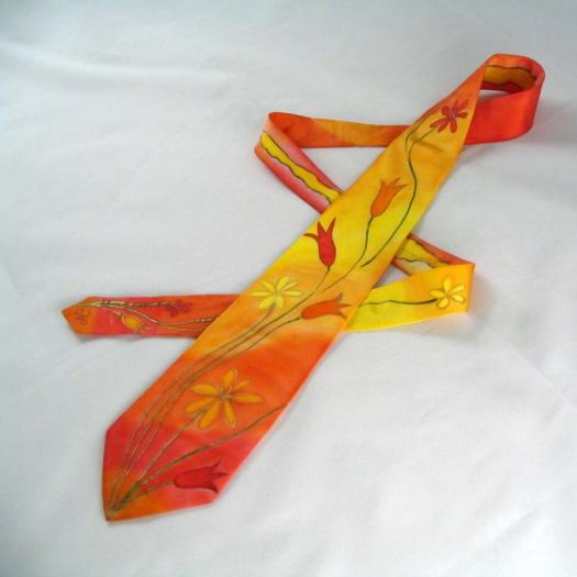 Žluto-oranžovo-červená kravata s kytičkami