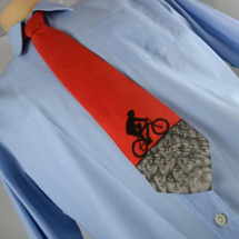 Hedvábná kravata s cyklistou černo-červená 2980409