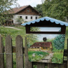 Ručně malovaná poštovní schránka – chalupa na plotě