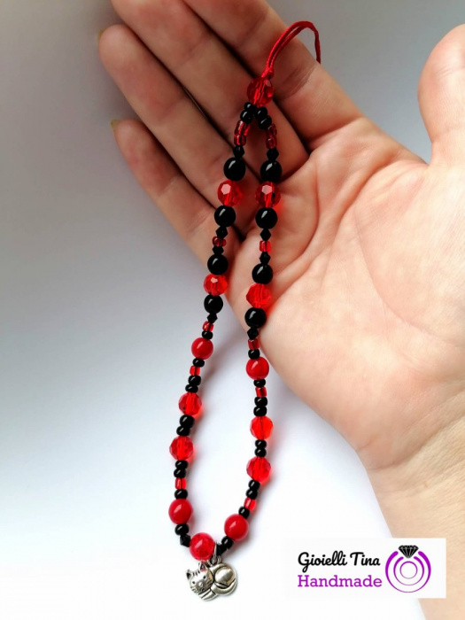 Červený phone charm přívěšek