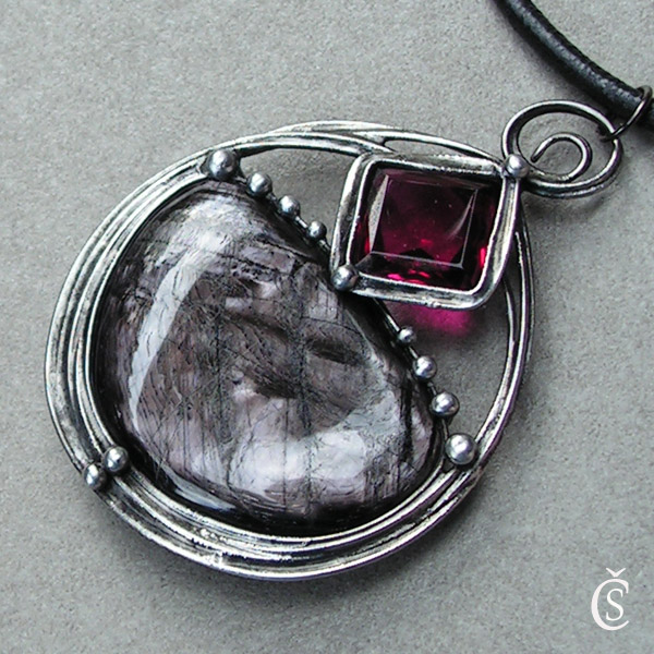 Anabel měnivá - Hypersten, sklo