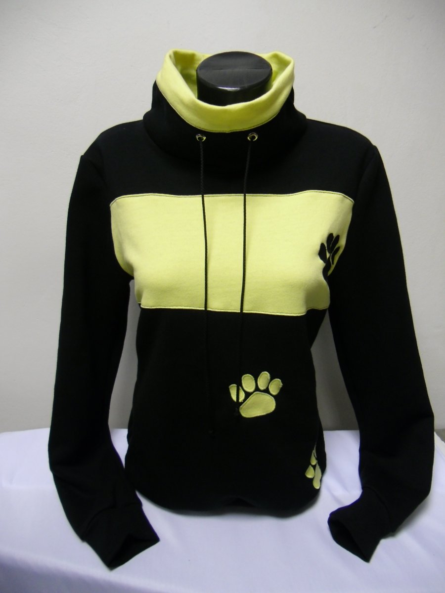 Černá mikina se žlutými tlapkami