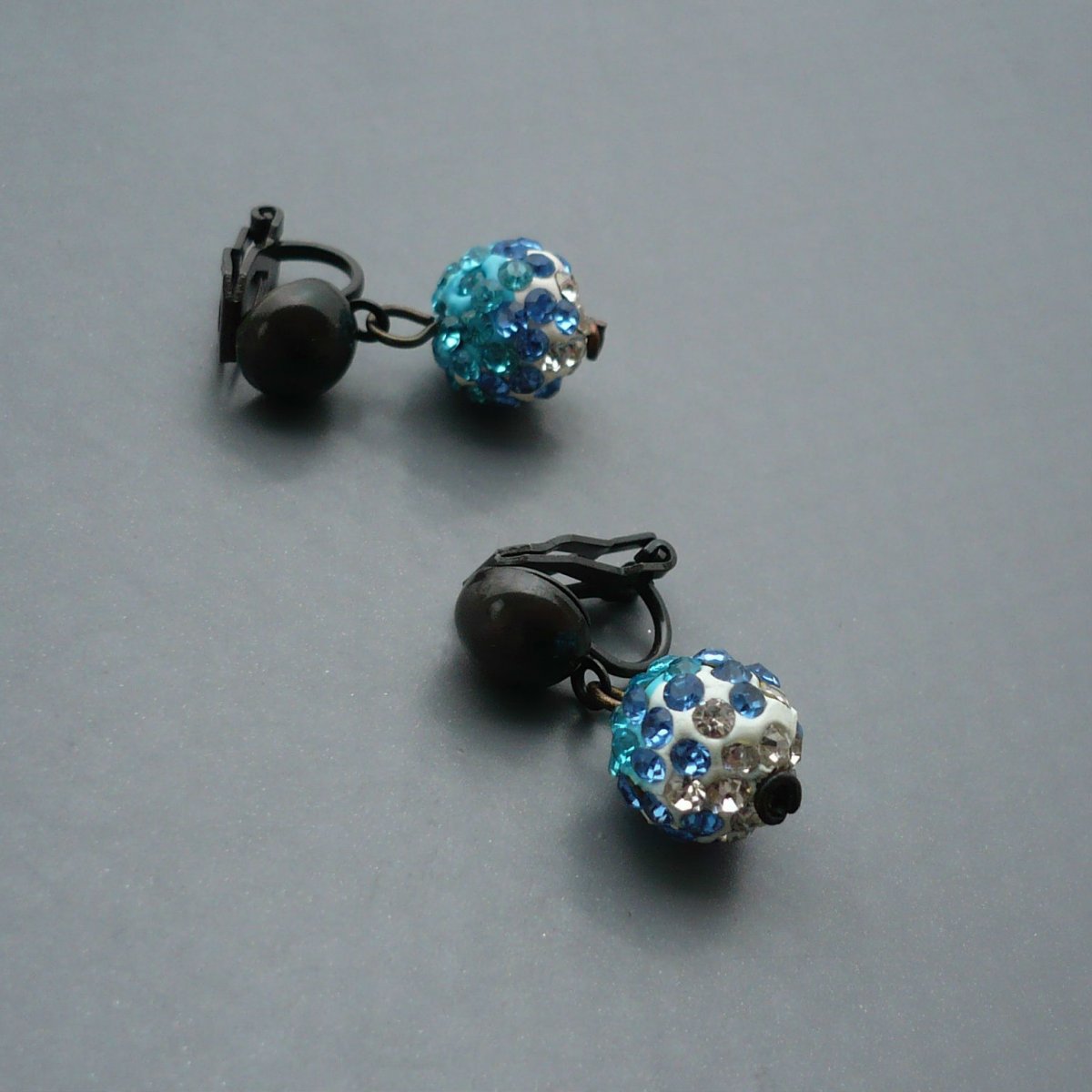 Třpytivé jednokuličkové klipsy v modrých na černé