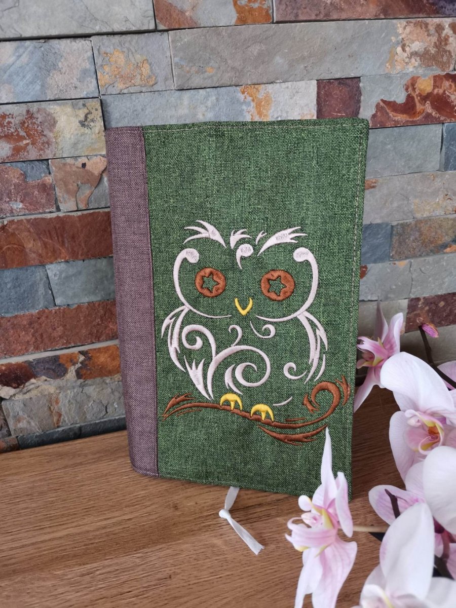 Obal na knihu s výšivkou - Sova na zelené