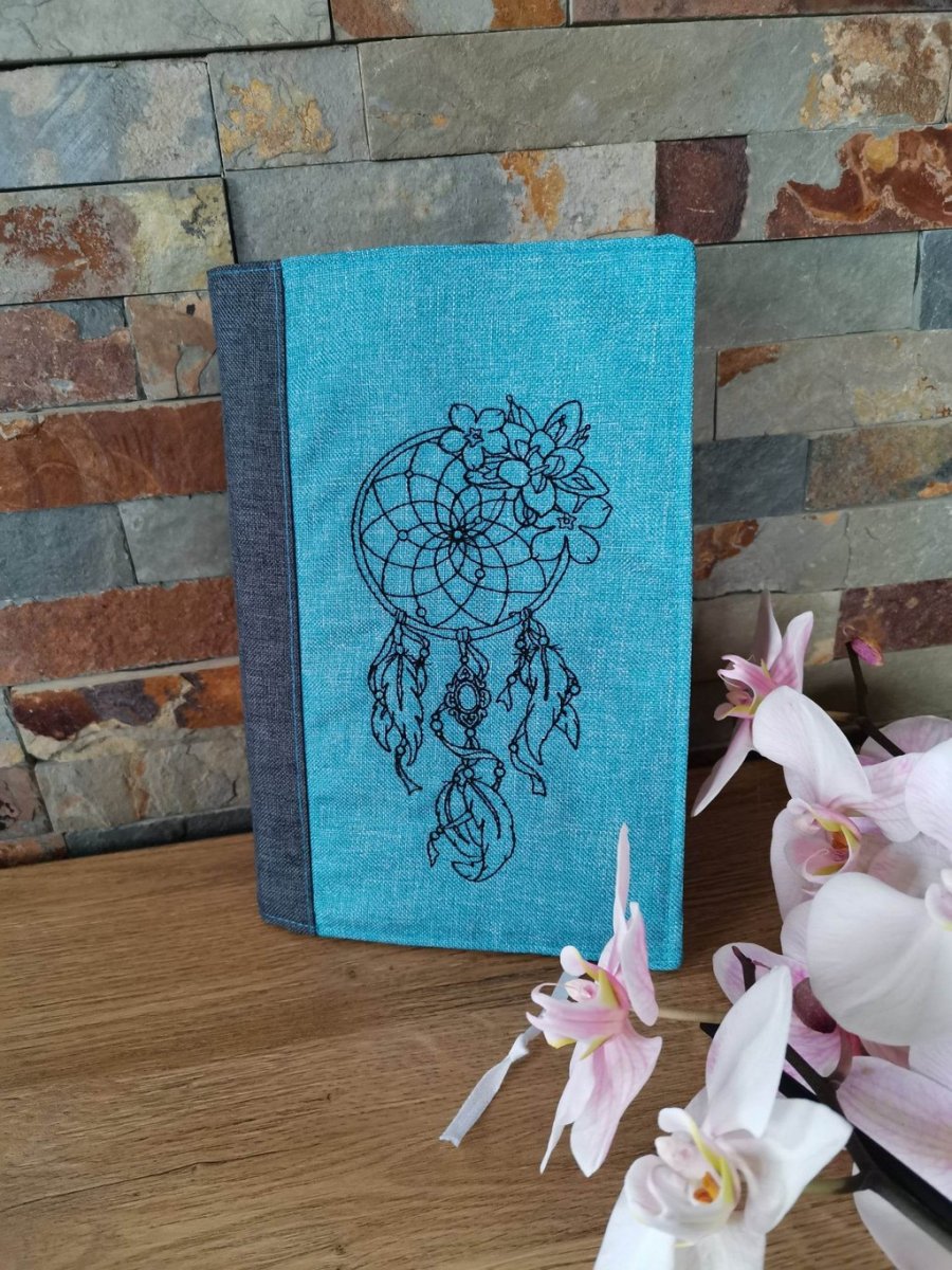 Obal na knihu s výšivkou - Lapač na tyrkysu