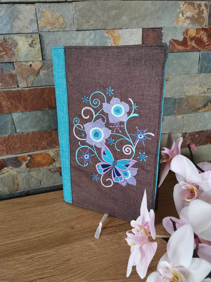 Obal na knihu s výšivkou - Květiny a motýl