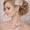 Jemný svatební set – náhrdelník náušnice a ozdoba do vlasů v krémové barvě s perličkami.