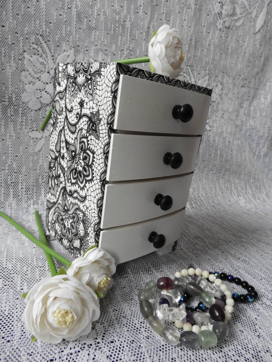 Minikomodka - šperkovnice krajková bíločerná