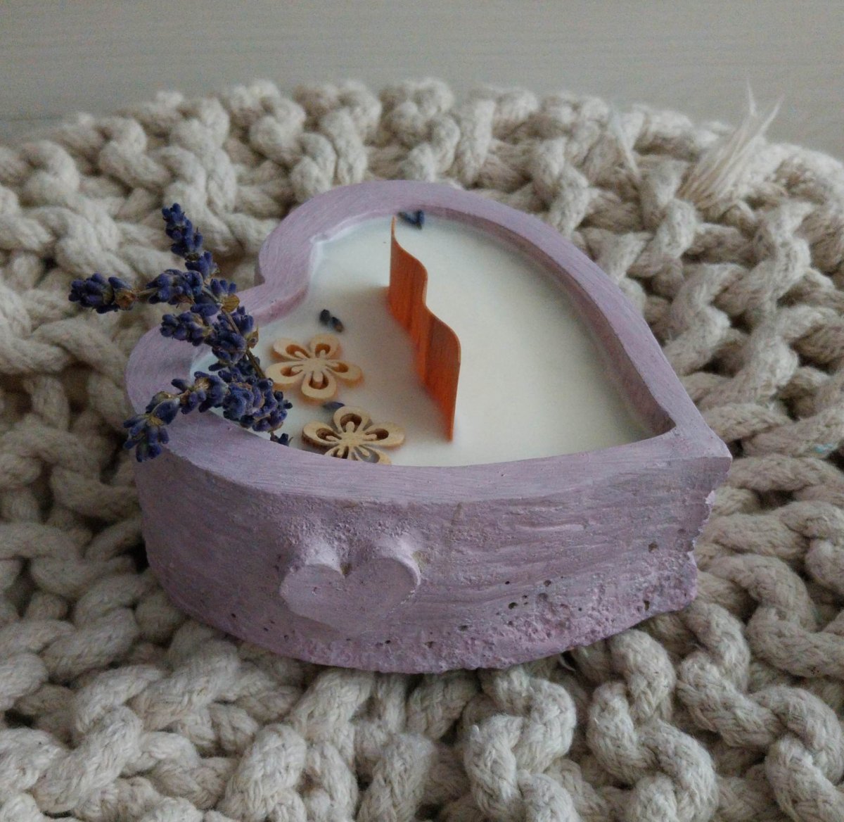 Levandulové srdce z betonu