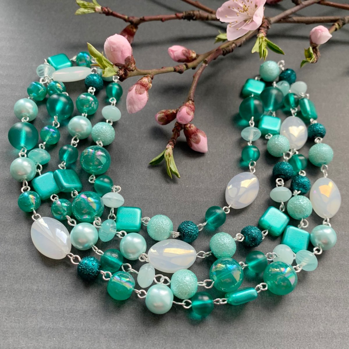 Tyrkysovo bílé korále