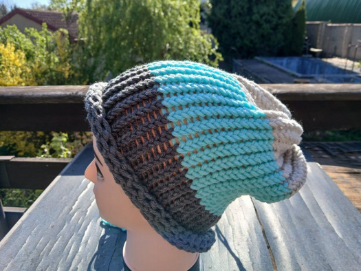 Pletená spadlá čepice  