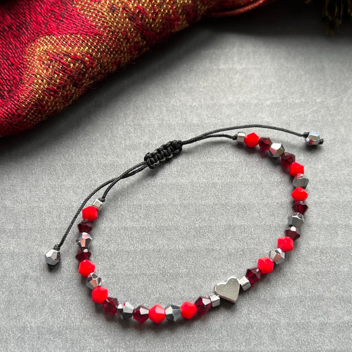 Červeno-vínový náramek šňůrkový