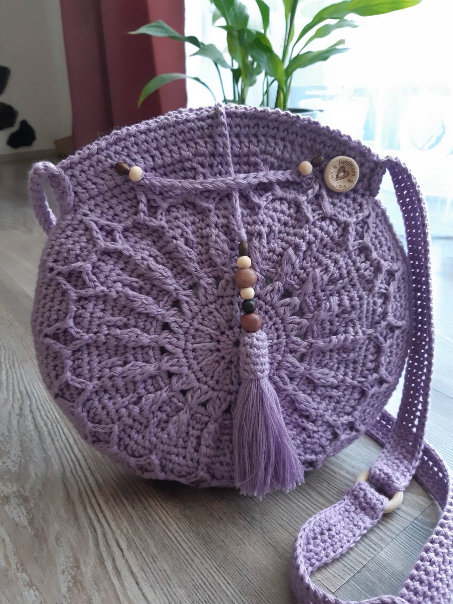 Kabelka... Nad řekou line se vůně šeříku