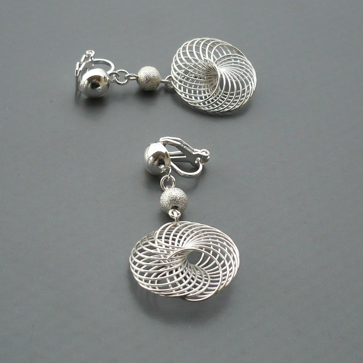 Stříbrné kovové klipsy