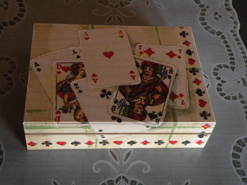 Krabička na žolíkové karty světlá