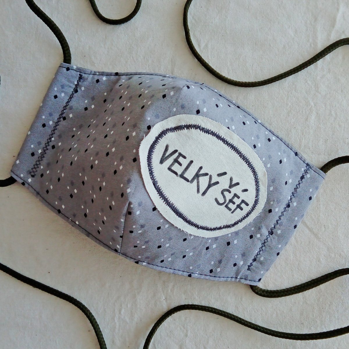 Elegantní rouška s nápisem Velký šéf