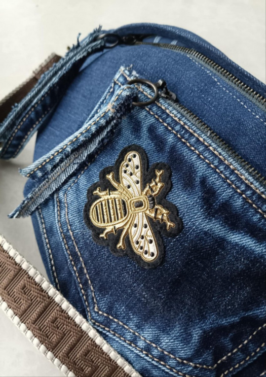 Upcyklovaná riflová ledvinka