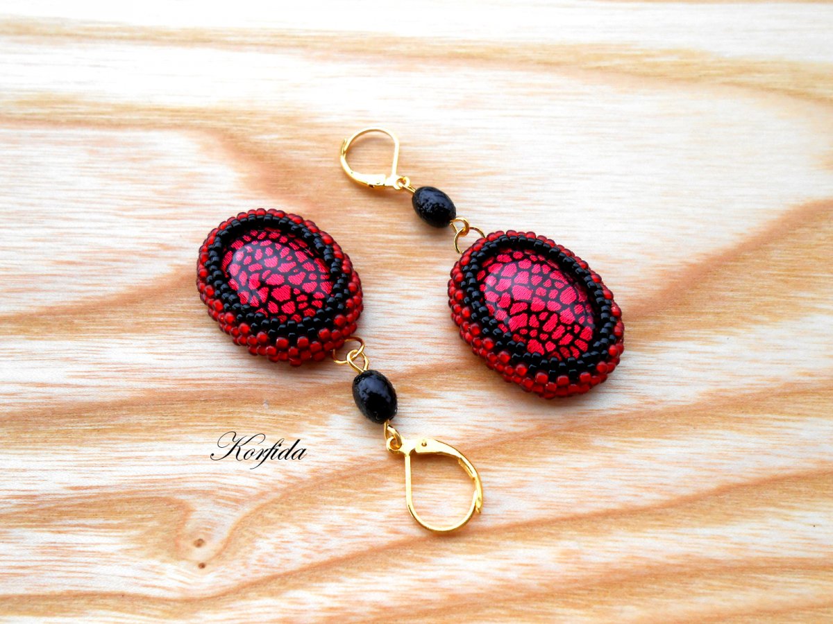 Náušnice šité ledově červené s černou (115/16)