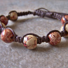 Náramek macramé/shamballa z dřevěných korálků