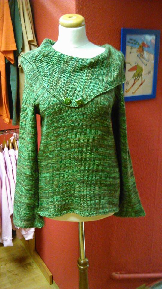 Svetr s límcem a keramickými knoflíky