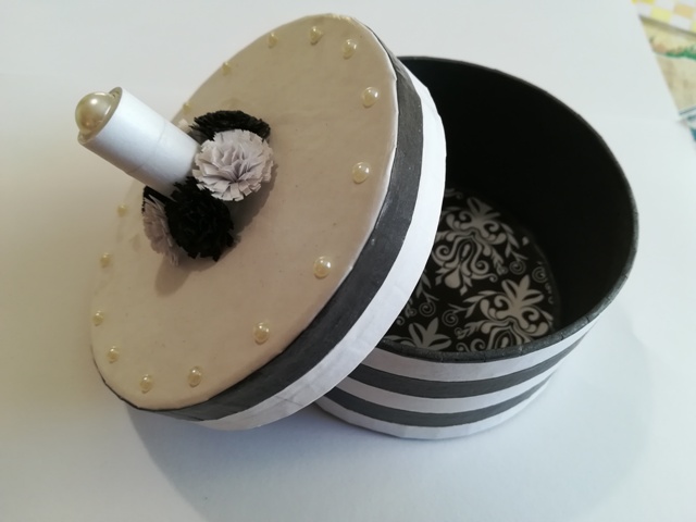 Černobíla krabička