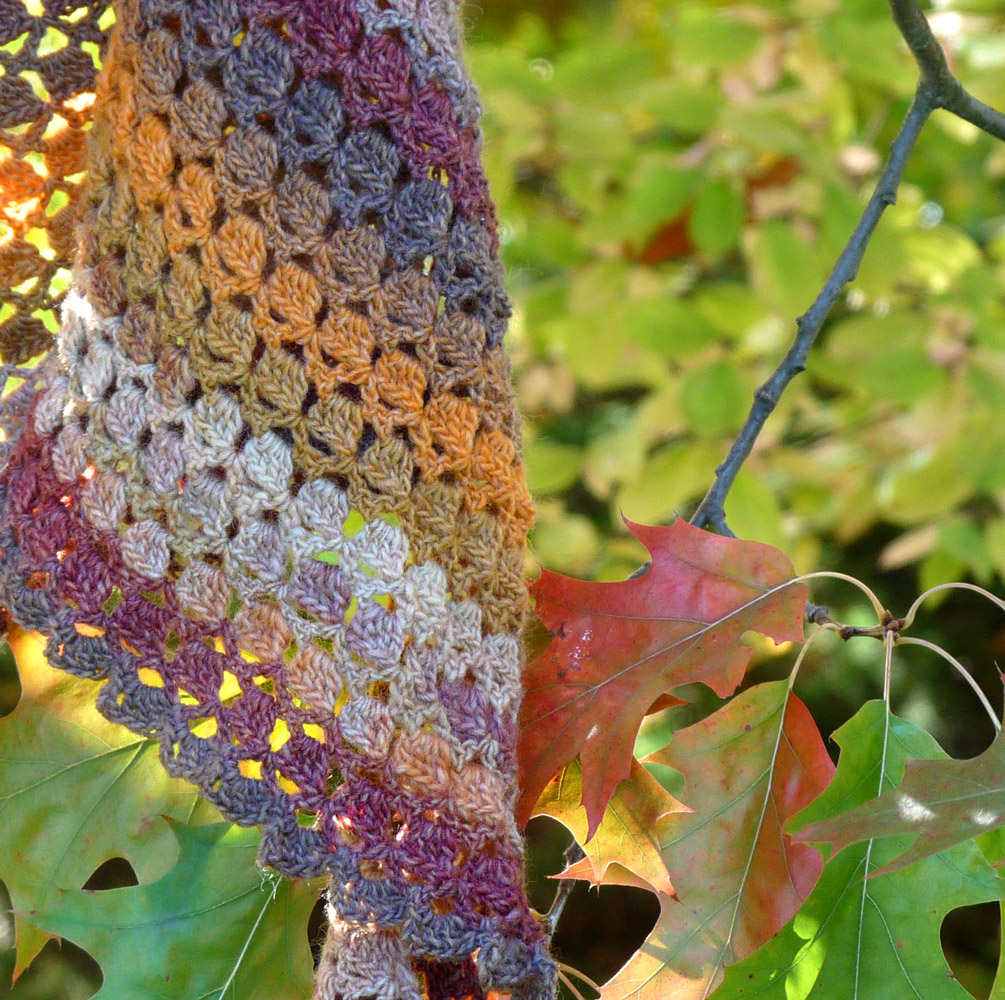 Háčkovaný šátek - podzimní harmonie (merino)